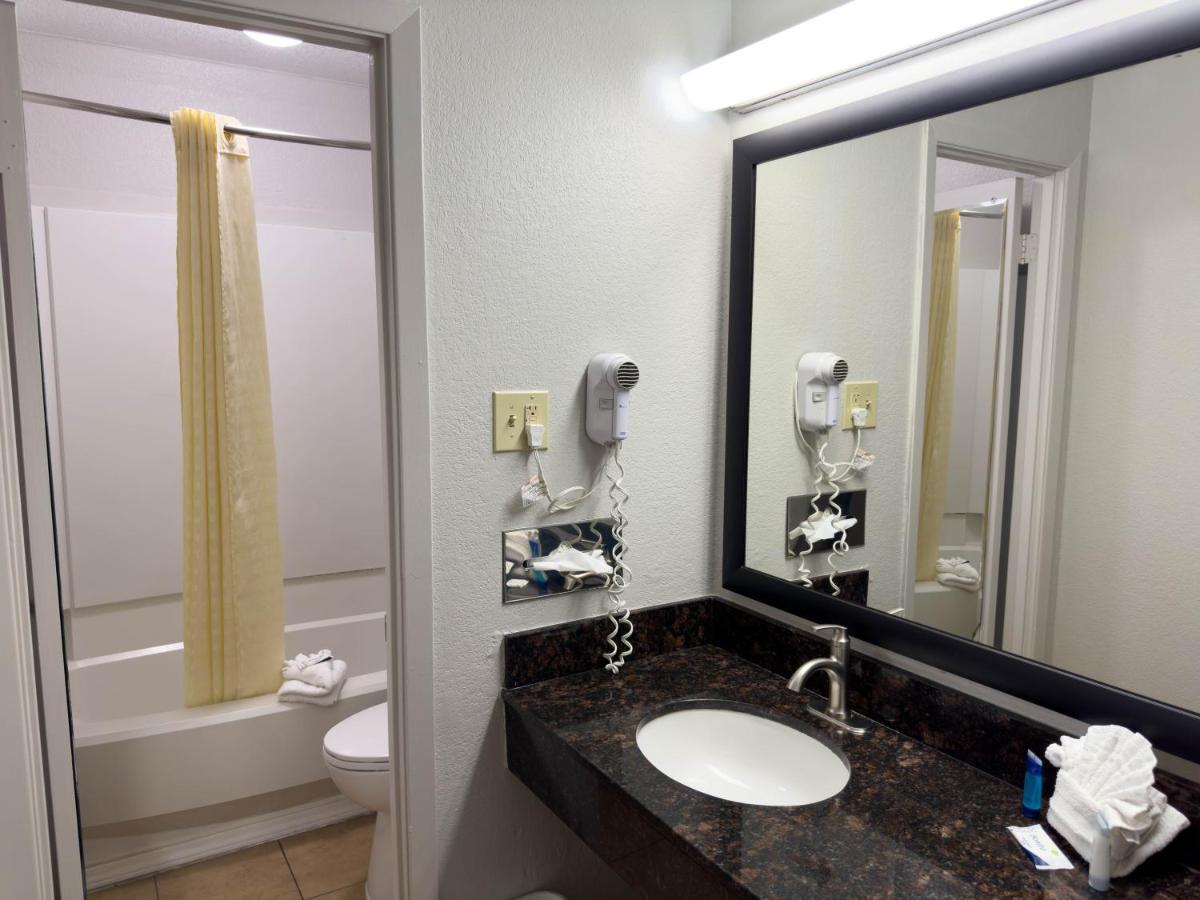 Americas Best Value Inn Austin Exterior photo